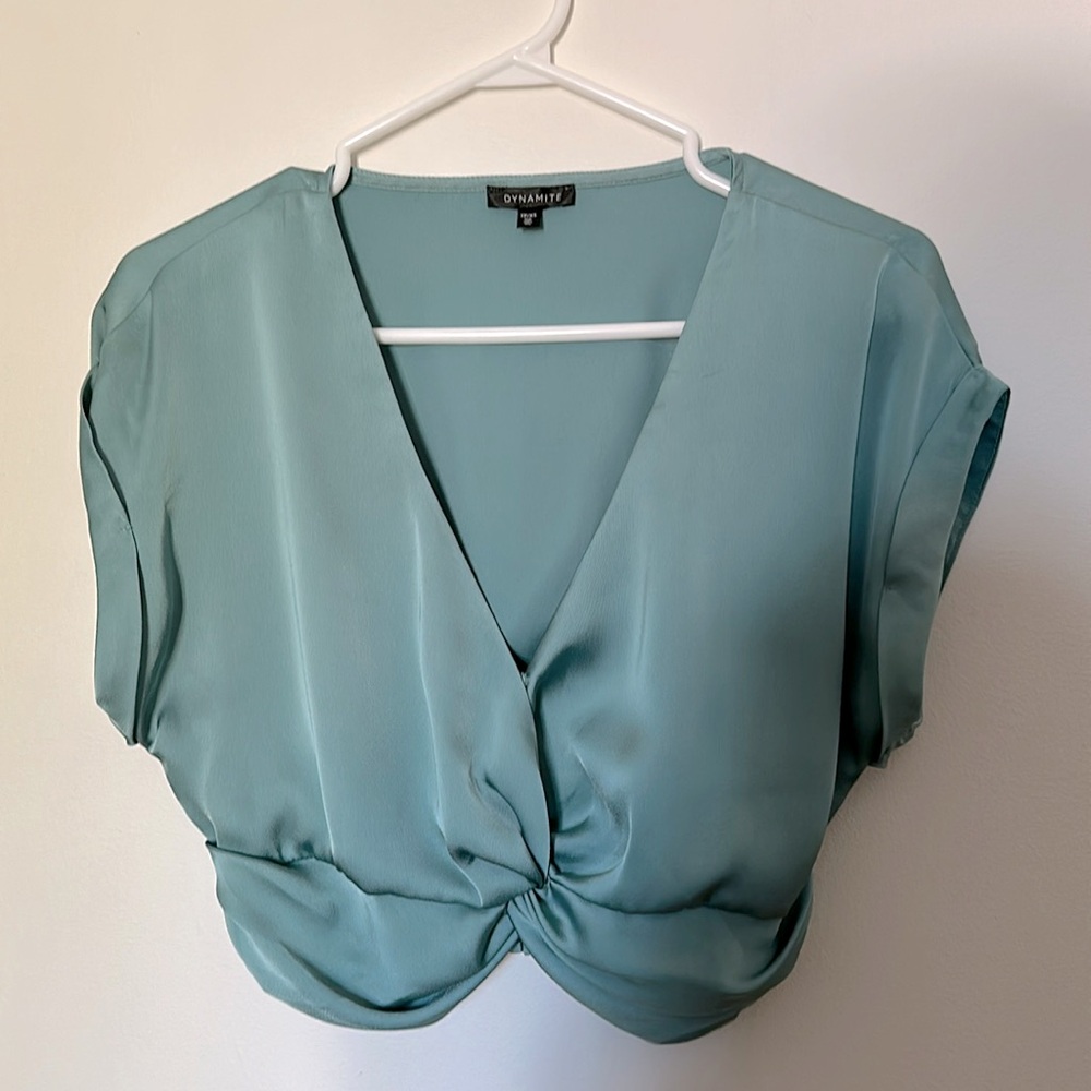 NWOT - Dynamite Satin like Crop front twisted blouse